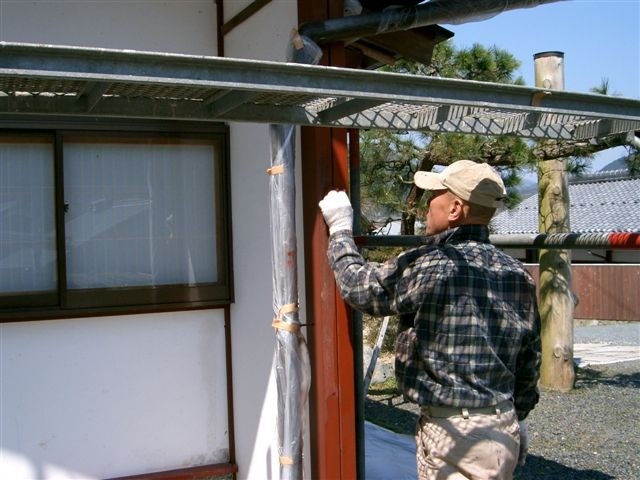 木部ベニガラ塗り作業中